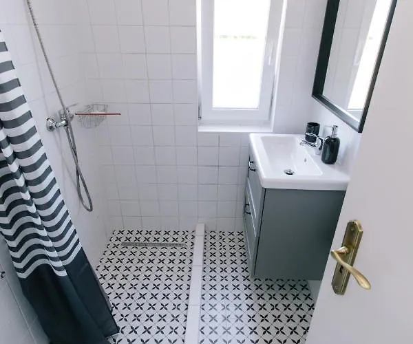 לינה וארוחת בוקר Alle *